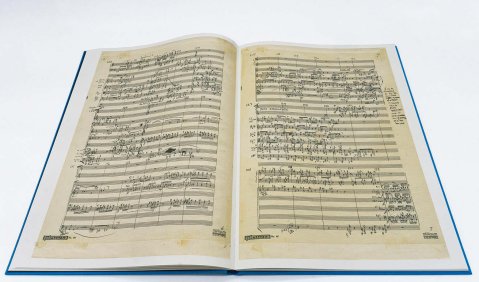Arnold Schönberg: Klavierkonzert op. 42. Faksimile der autographen Particellreinschrift. Foto: Henle Verlag