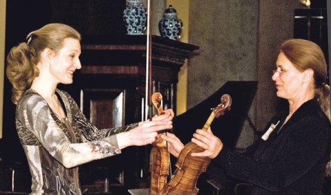 Zusätzlich zu ihrem historischen Instrument erhält Tanja Becker-Bender (li.) ein neu gebautes Instrument aus der Hand der Präsidentin der Deutschen Stiftung Musikleben, Irene Schulte-Hillen. Foto: Monika Lawrenz