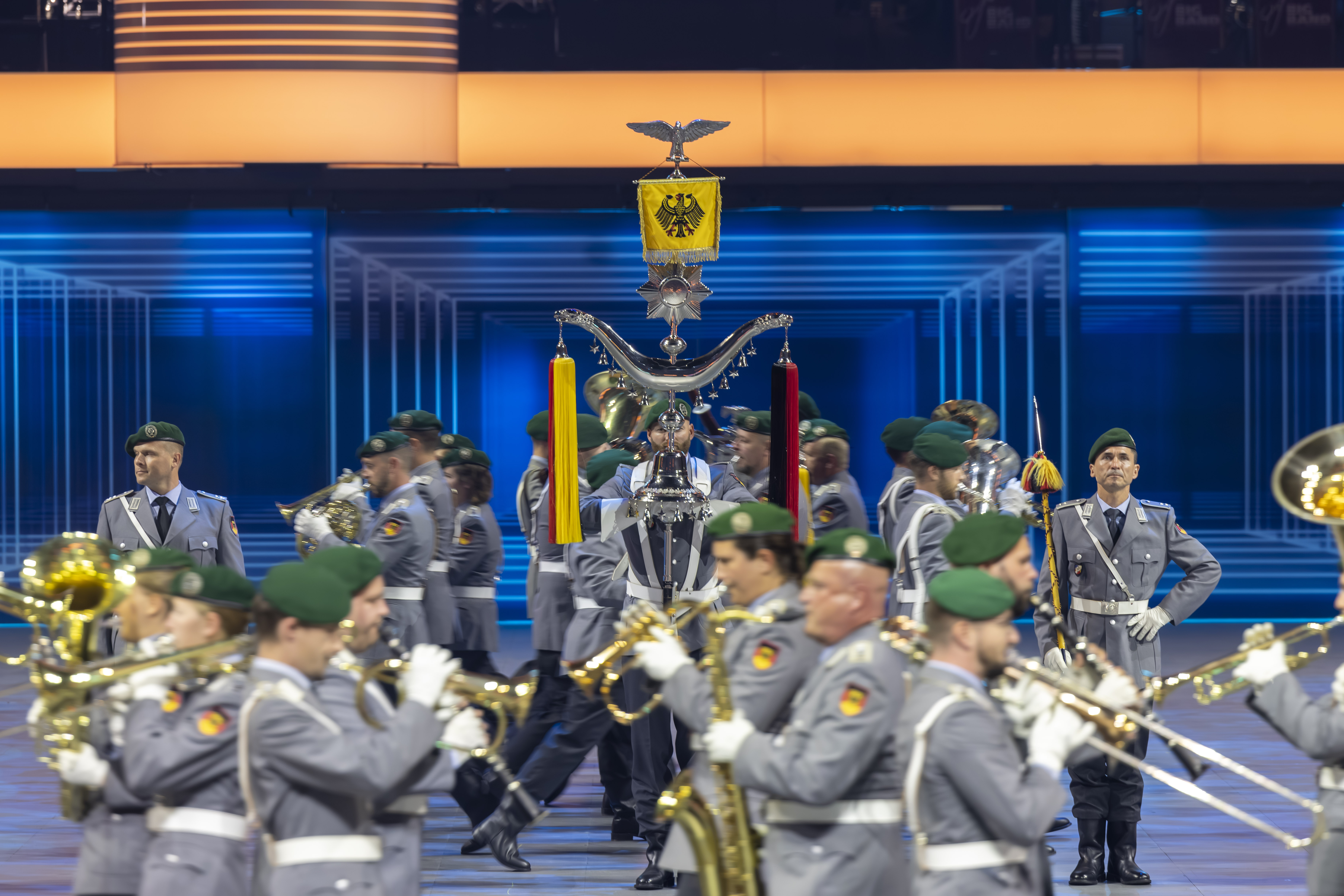 Jedes Musikkorps hat seinen eigenen Schellenbaum um den herum man sich quasi versammelt – er dient ausschließlich repräsentativen Zwecken und wird nicht als Musikinstrument verwendet. © Bundeswehr / Stefan Müller