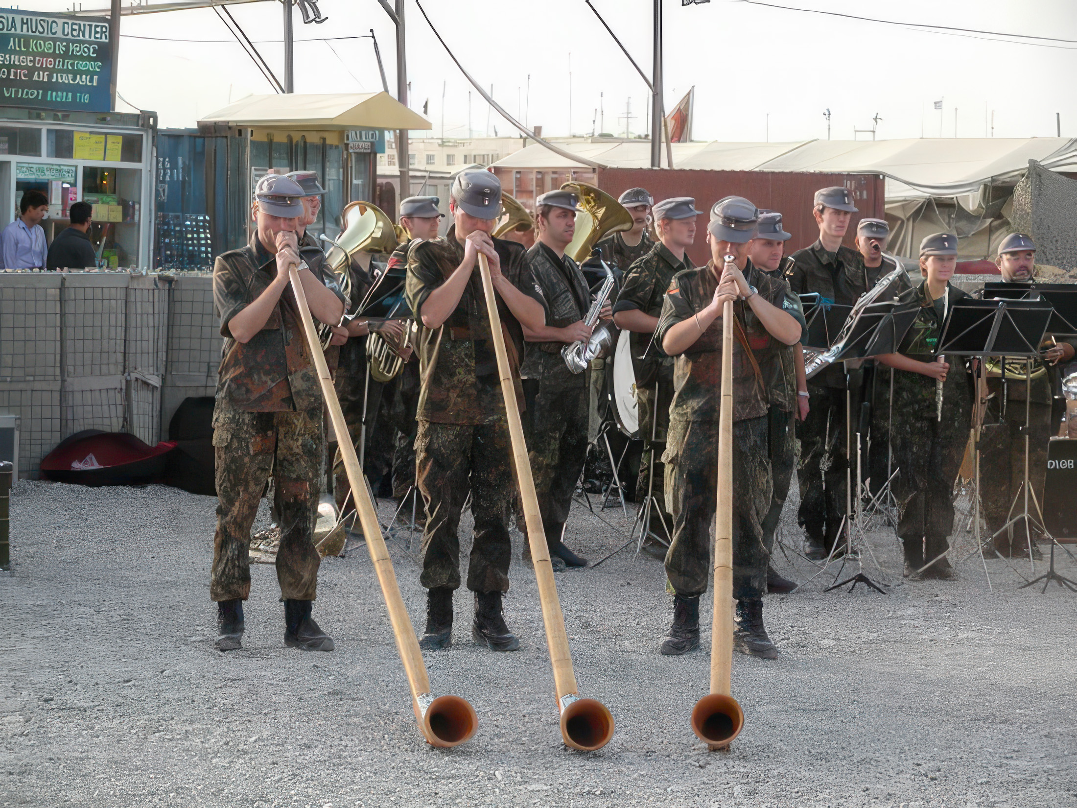 Gibt es nur beim Gebirgsmusikkorps: die Alphornbläser. © Bundeswehr / Zentrum Militärmusik