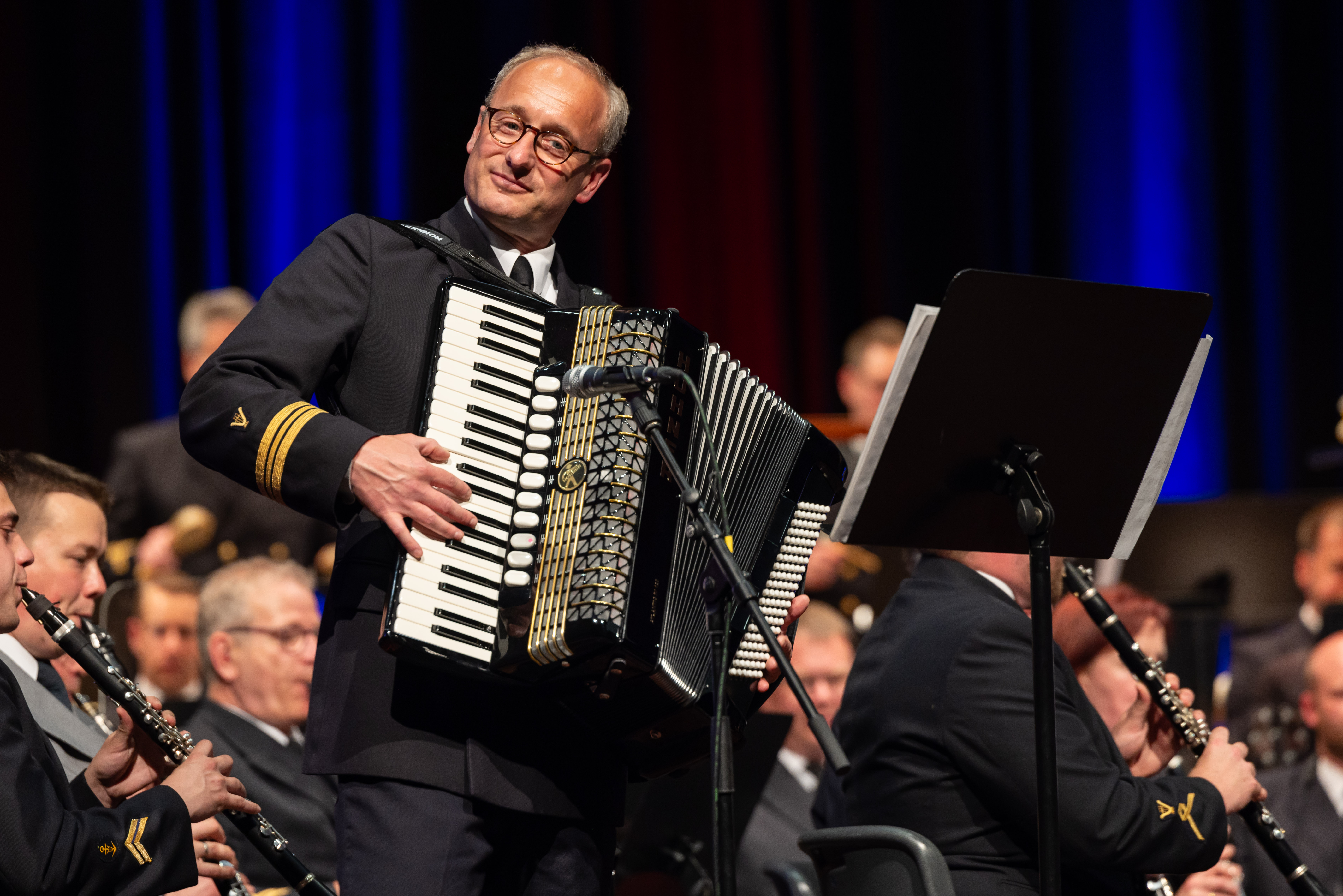 Ein Akkordeonspieler beim Marinemusikkorps – ob er wohl gerade ein Shanty spielt? © Bundeswehr / Stefan Müller