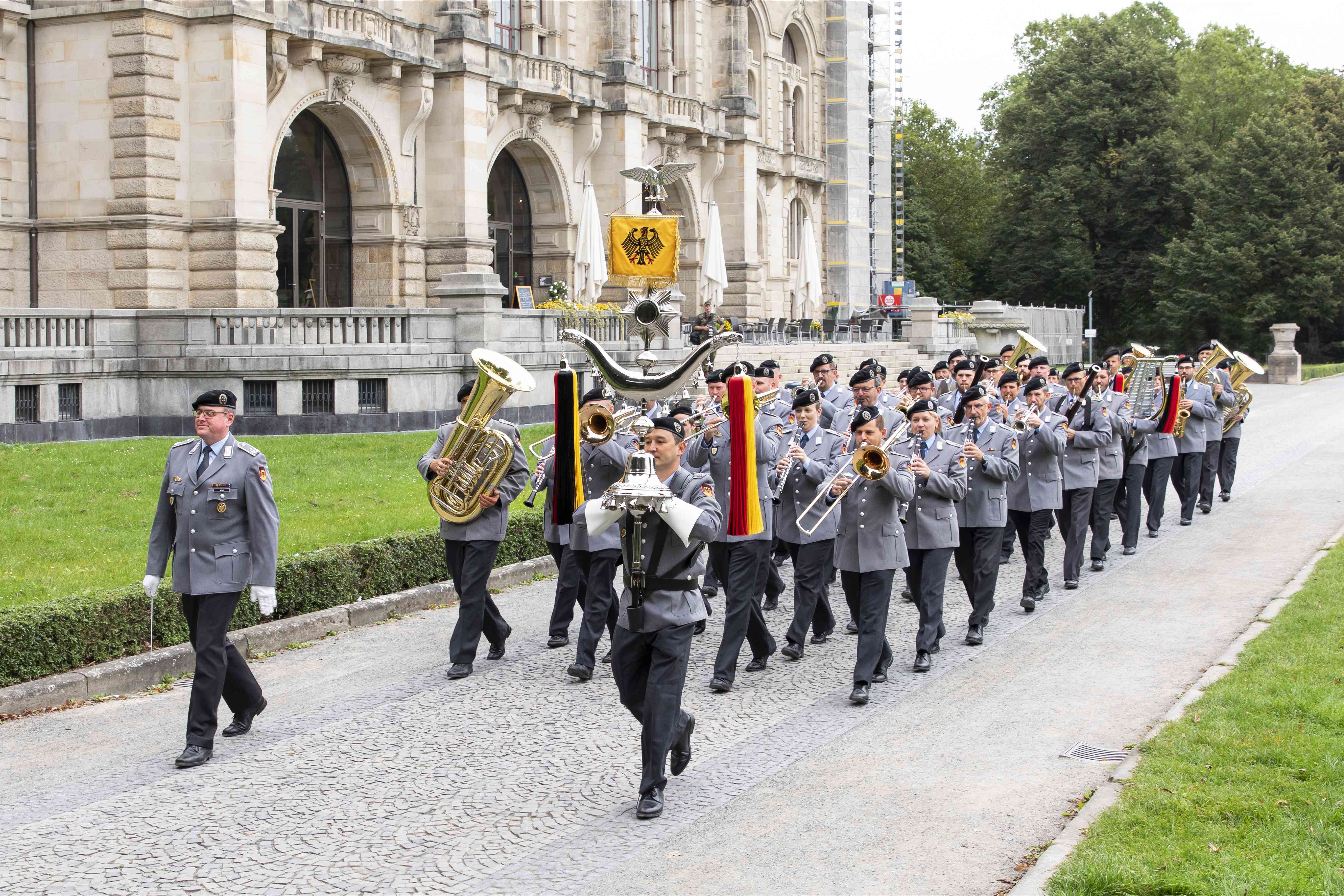 Das Heeresmusikkorps Hannover unter seinem Leiter Oberstleutnant Martin Wehn (vorne links) im musikalischen Einsatz. © Bundeswehr / Stefan Müller