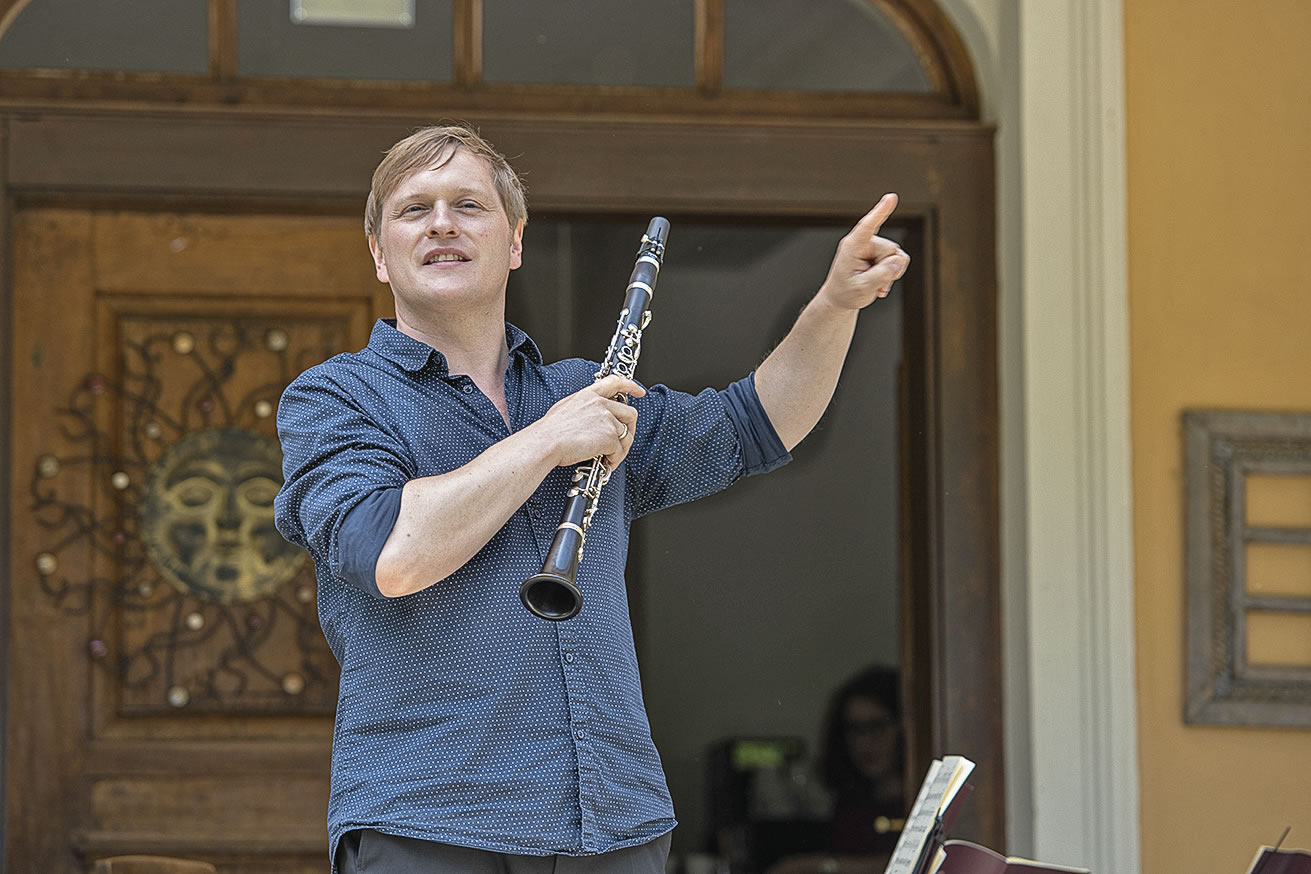 Georg Arzberger erklärt, wo‘s musikalisch langgeht in Schloss Blumenthal. Foto: Susanne van Loon