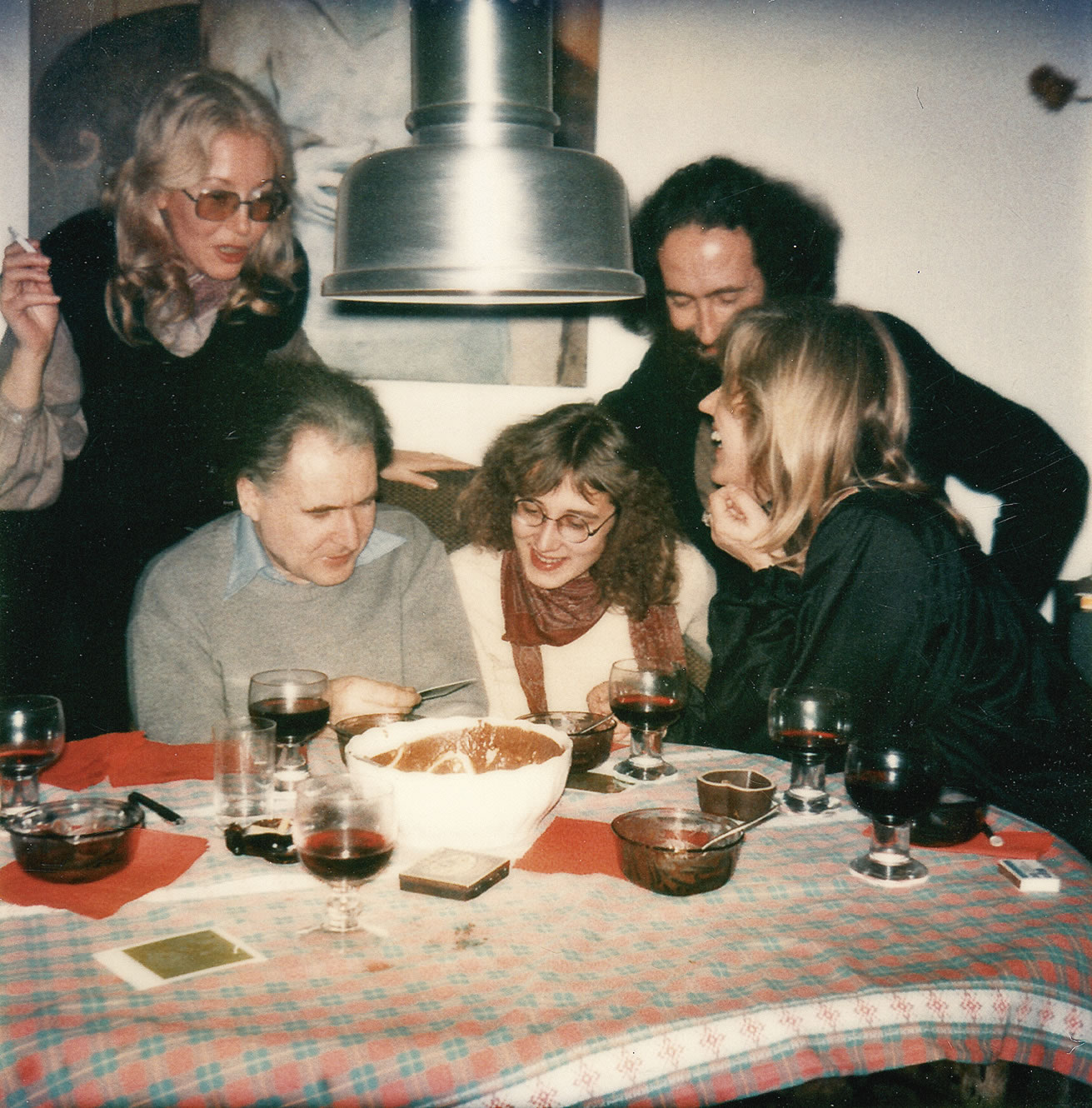 Eat-Art-Meeting der Neuen Musik? Von links: Monika Lichtenfeld zu Tisch mit Gerhard Rühm, Gisela Gronemeyer, Reinhard Oehlschlägel und Renate Liesmann (Januar 1981). Foto: Othello Liesmann.