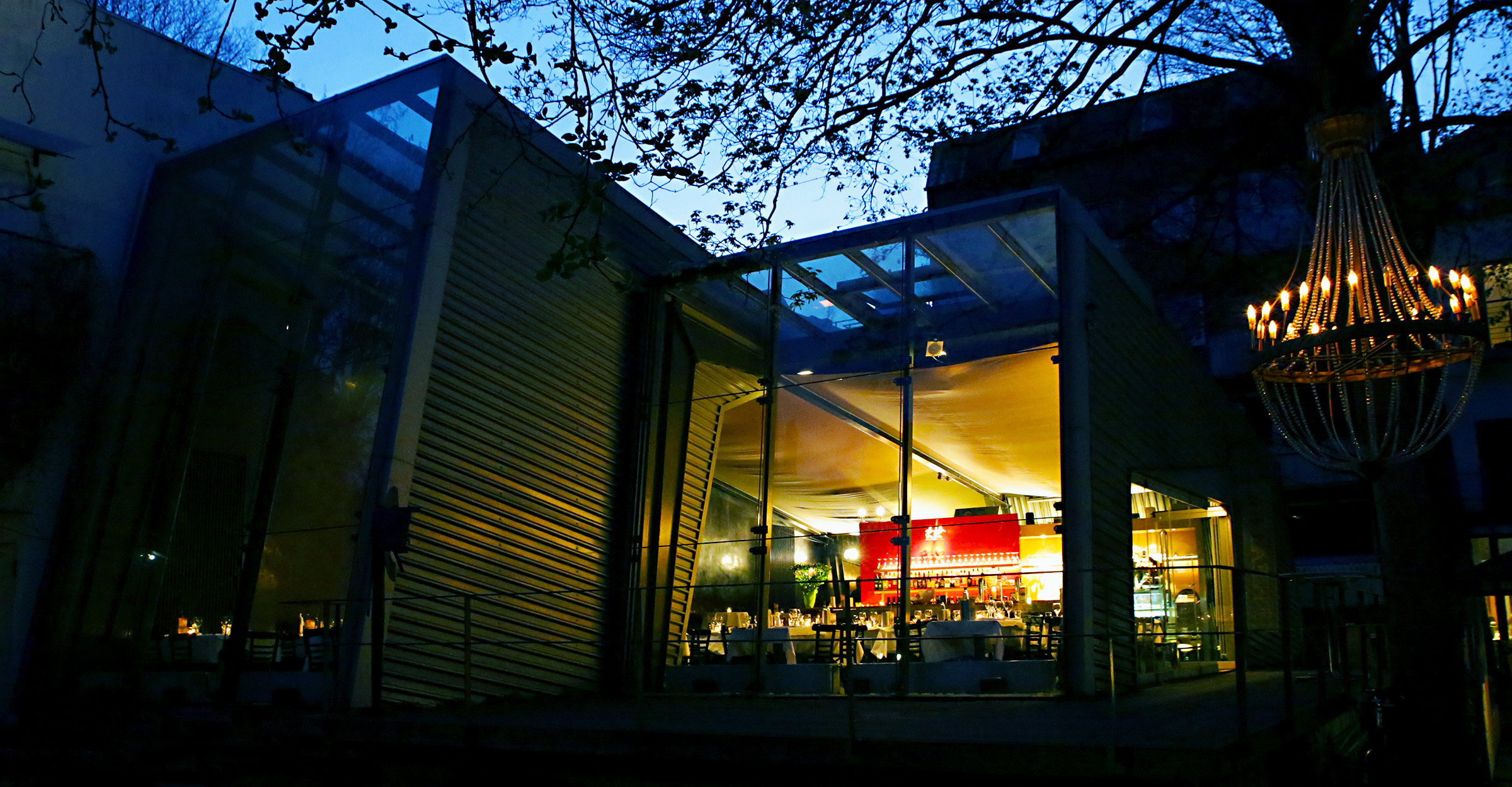 Blick aus dem Garten in das neue Foyer des Allee Theaters – Genuss für Augen und Magen überall. © Allee Theater