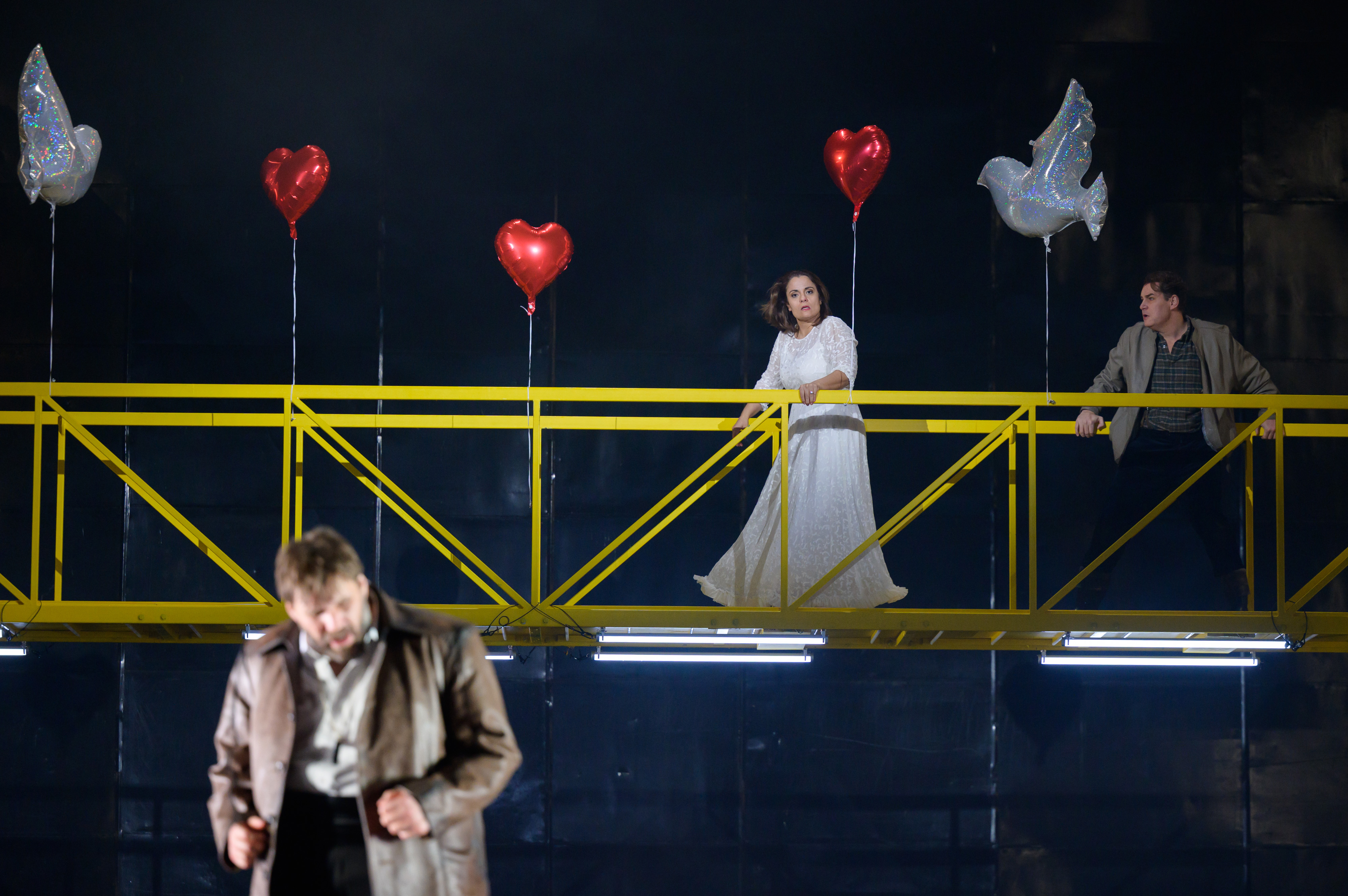   V.l.n.r.: Oleksandr Pushniak (Der Holländer), Camila Ribero-Souza (Senta), Peter Sonn (Erik)  © Candy Welz