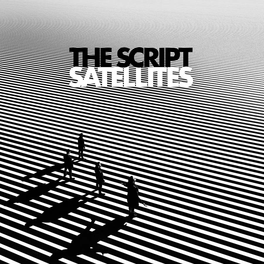 The Script: Satellites. Das CD-Cover ist in Schwarzweiß, vier Menschen im starken Gegenlicht. Der Boden besteht bis zum Horizont nur aus schwarzweißen Linien.