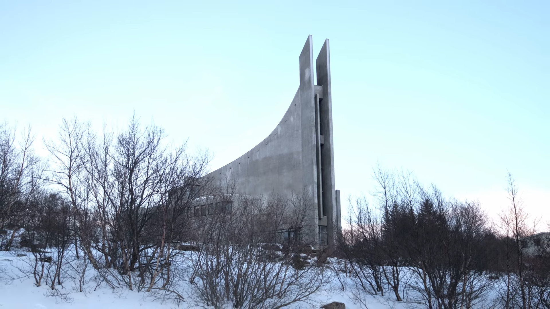 Die Áskirkja in Reykjavík. © Ralf-Thomas Lindner (Screenshot aus „Gakk inn í Herrans helgidóm – Orgelin í Reykjavíkurprófastsdæmi vestra“)