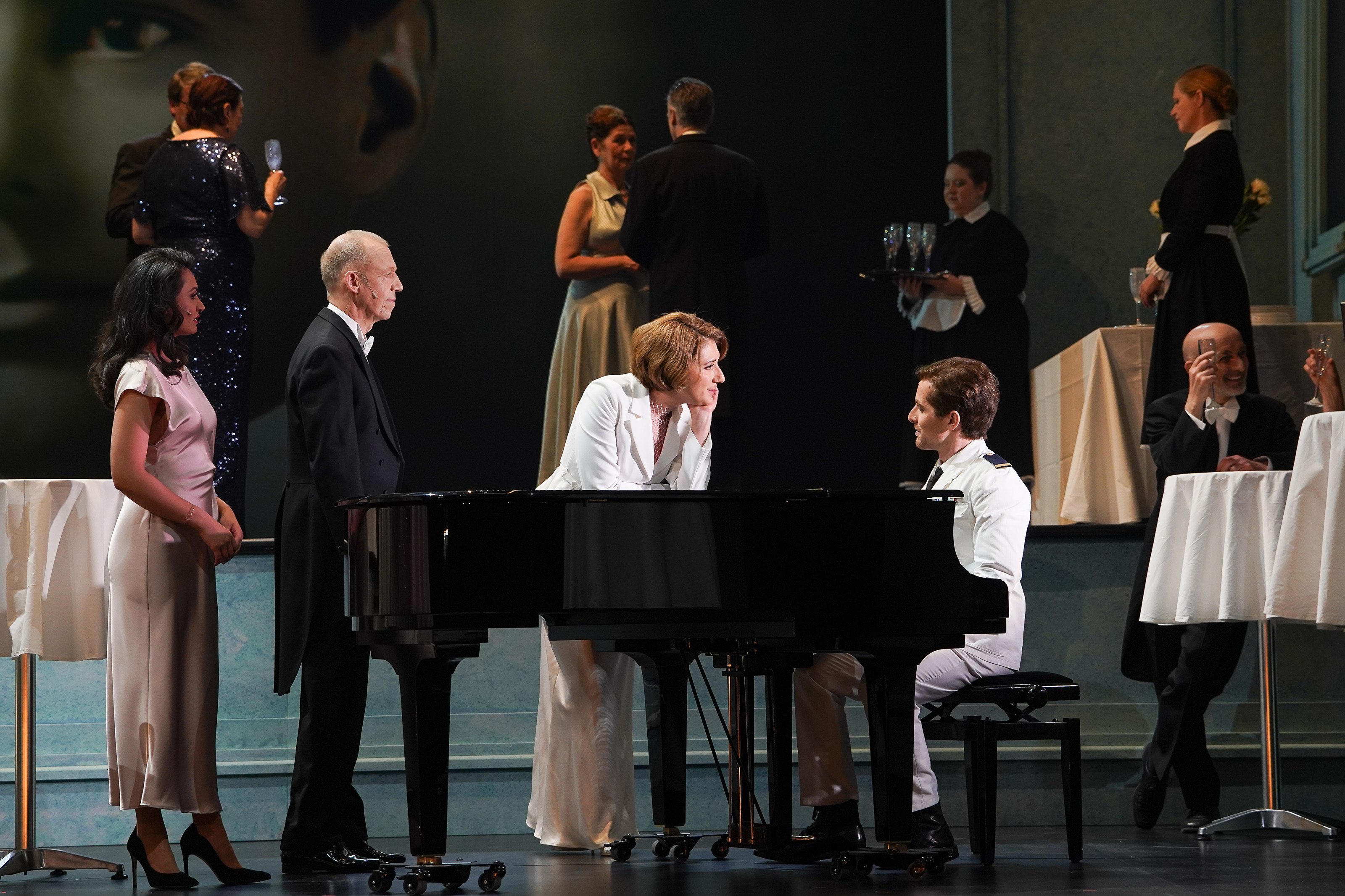 Xenia Cumento (Tony Buddenbrook) | Ks. Jörg Sabrowski (Senator Thomas Buddenbrook) | Tatia Jibladze (Gerda Buddenbrook) | Gabriel Wernick (Leutnant René Maria von Trotha) | Mitglieder des Opernchor. Foto: Olaf Struck