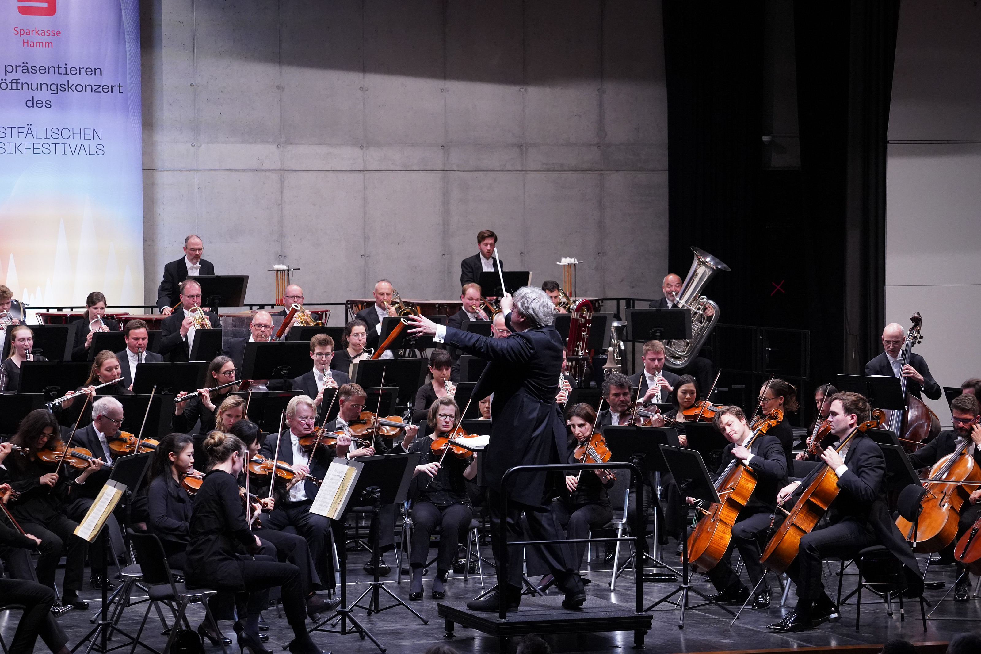 Die Nordwestdeutsche Philharmomie bei einem Konzert im Rahmen des Westfälischen Musikfestivals 2023 in Hamm. Die Tuba ist weithin sichtbar! © NWD