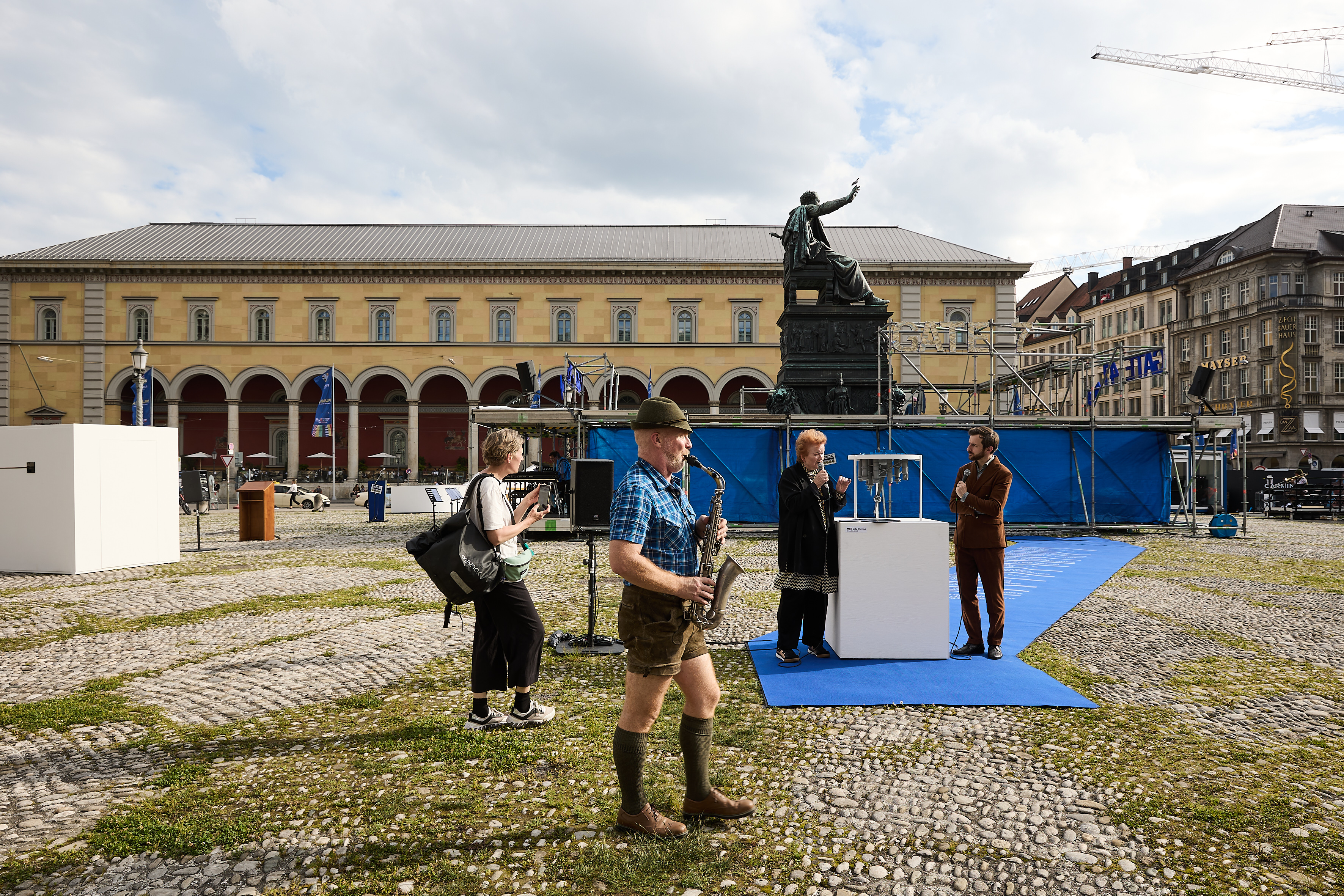 THE GATES ARE (NEARLY) OPEN von DU YUN  © Judith Buss