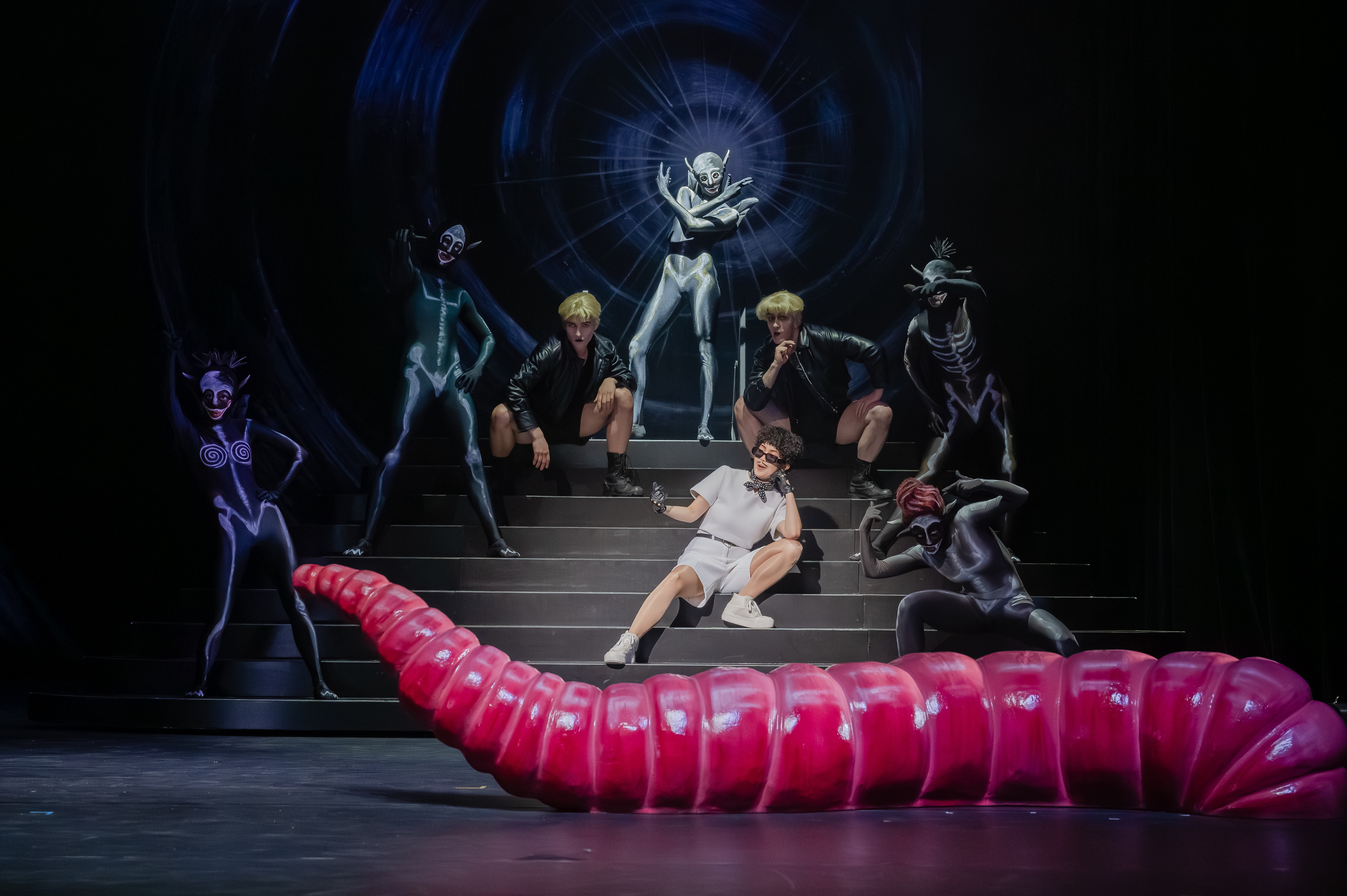 »Orpheus in der Unterwelt« von Jacques Offenbach an der Musikalischen Komödie Leipzig - Cupido (Da-yung Cho) und das Ballett der Musikalischen Komödie. © Kirsten Nijhof »Orpheus in der Unterwelt« von Jacques Offenbach an der Musikalischen Komödie Leipzig - Cupido (Da-yung Cho) und das Ballett der Musikalischen Komödie. © Kirsten Nijhof