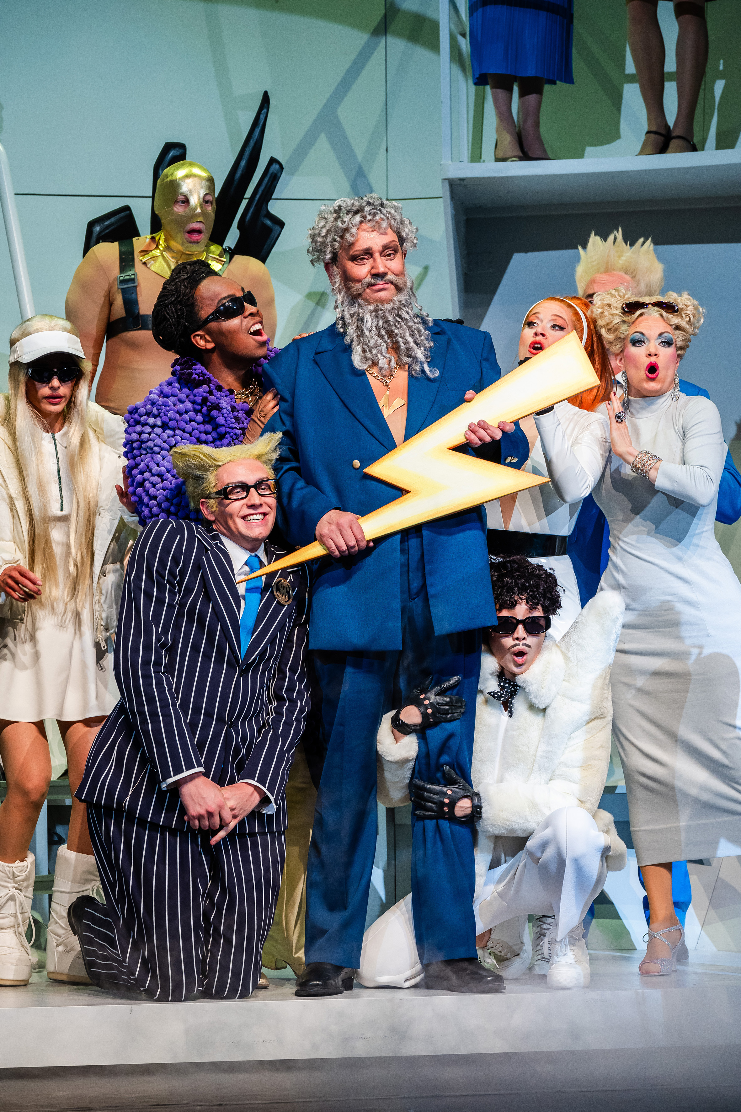 »Orpheus in der Unterwelt« von Jacques Offenbach an der Musikalischen Komödie Leipzig – Die Götter: Jupiter (Milko Milev, Mitte), Cupido (Da-yung Cho, unten rechts), Diana (Nora Lentner), Venus (Olivia Delauré, ganz rechts), Mars (Michael Raschle, oben mit Maske), Merkur (Sandro Hähnel, links unten), Bacchus (Kyle Fearon-Wilson, links neben Jupiter). © Kirsten Nijhof »Orpheus in der Unterwelt« von Jacques Offenbach an der Musikalischen Komödie Leipzig – Die Götter: Jupiter (Milko Milev, Mitte), Cupido (Da-yung Cho, unten rechts), Diana (Nora Lentner), Venus (Olivia Delauré, ganz rechts), Mars (Michael Raschle, oben mit Maske), Merkur (Sandro Hähnel, links unten), Bacchus (Kyle Fearon-Wilson, links neben Jupiter). © Kirsten Nijhof