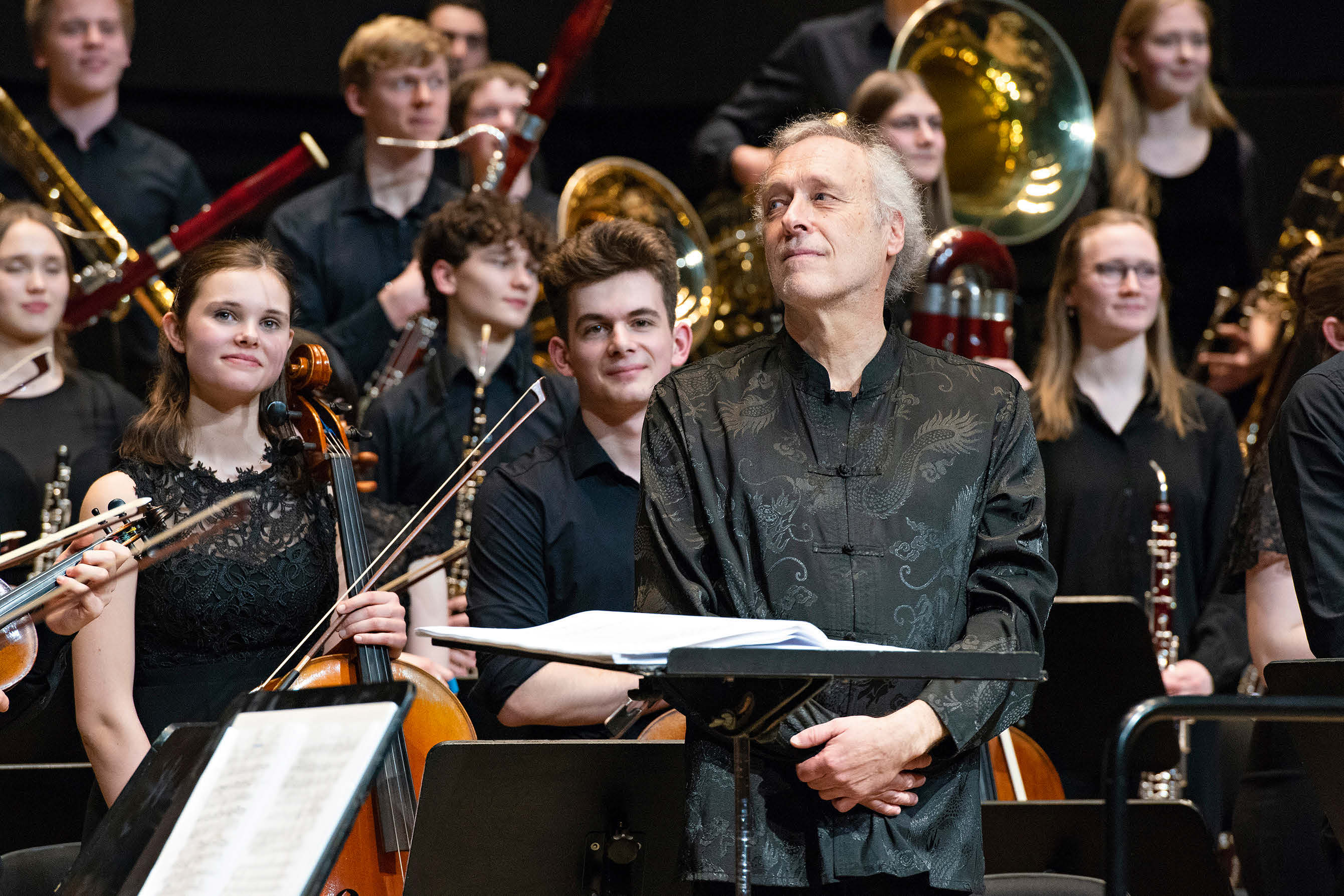 Tief verbunden mit dem Bayerischen Landesjugendorchester: Nicolas Rauss dirigierte ein Konzert zum 50-jährigen Jubiläum des Orchesters mit Oboenkonzerten von Elgar und Hidas sowie mit der Alpensinfonie von Richard Strauss in der Münchner Isarphilharmonie. Foto: Susanne van Loon 