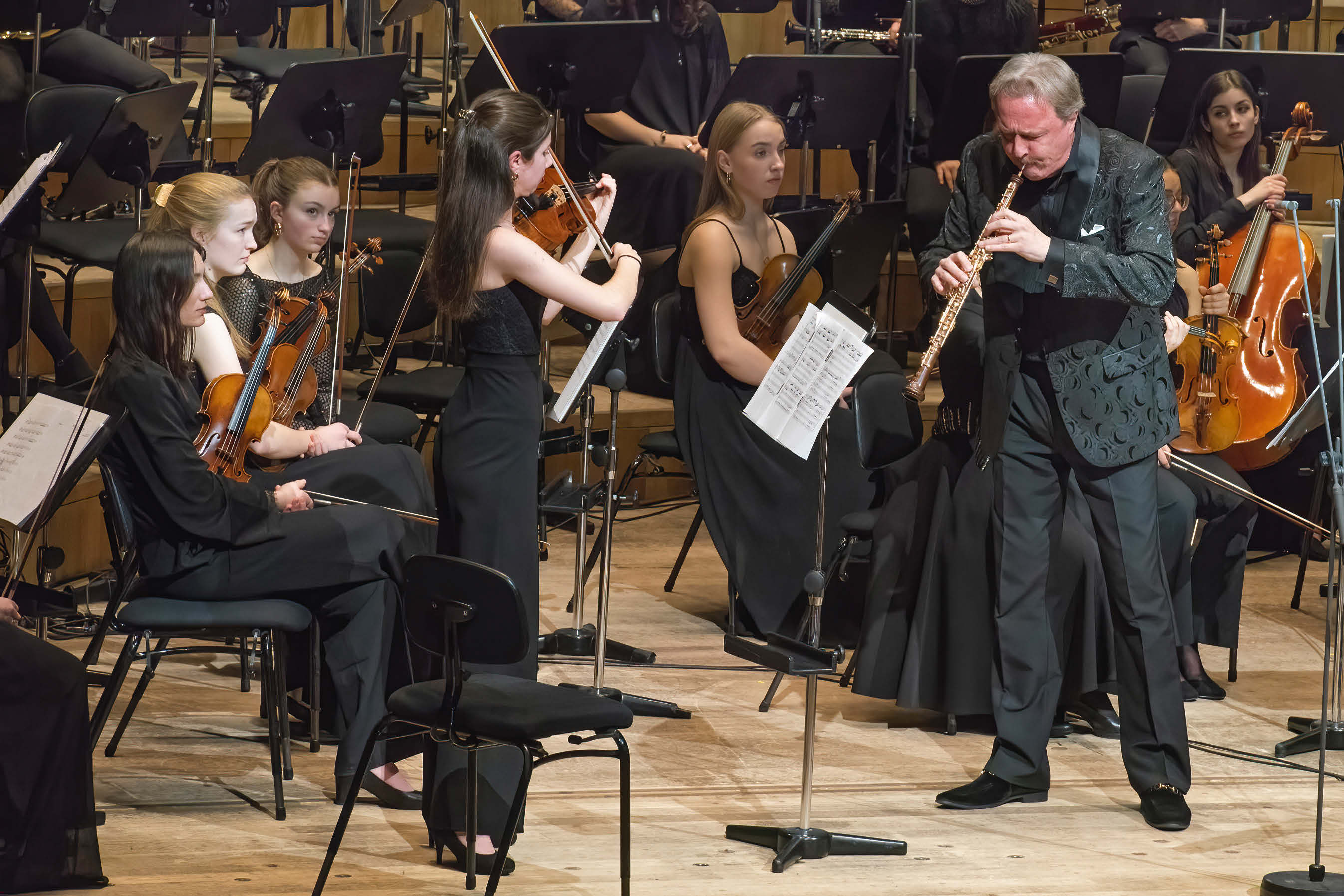 Vor drei Jahrzehnten war er einer von ihnen: Solist Albrecht Mayer mit Musikerinnen des Bayerischen Landesjugendorchesters. Foto: Susanne van Loon