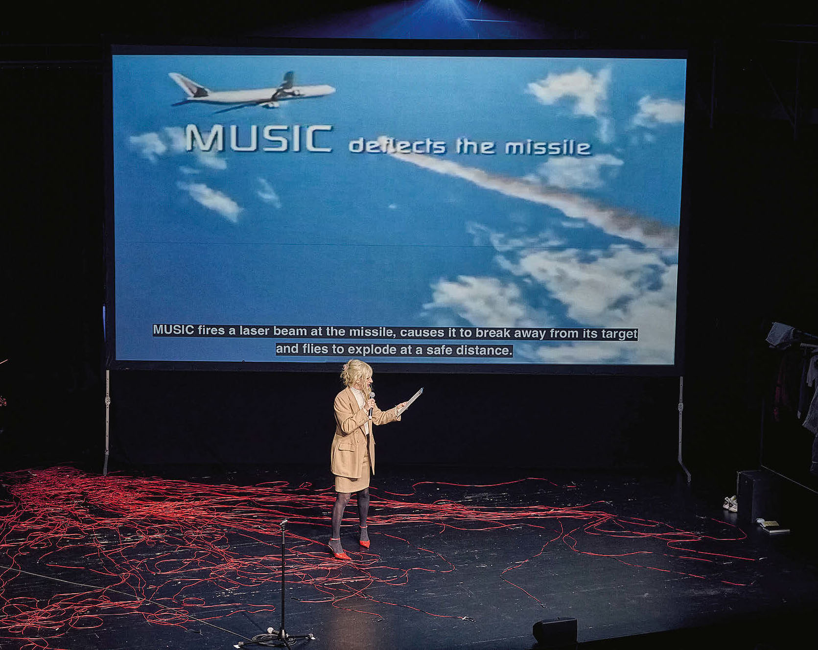 Eingebettete Rüstungsreklame in François Sarhans „Les Murs meurent aussi“. Foto: Martin Sigmund