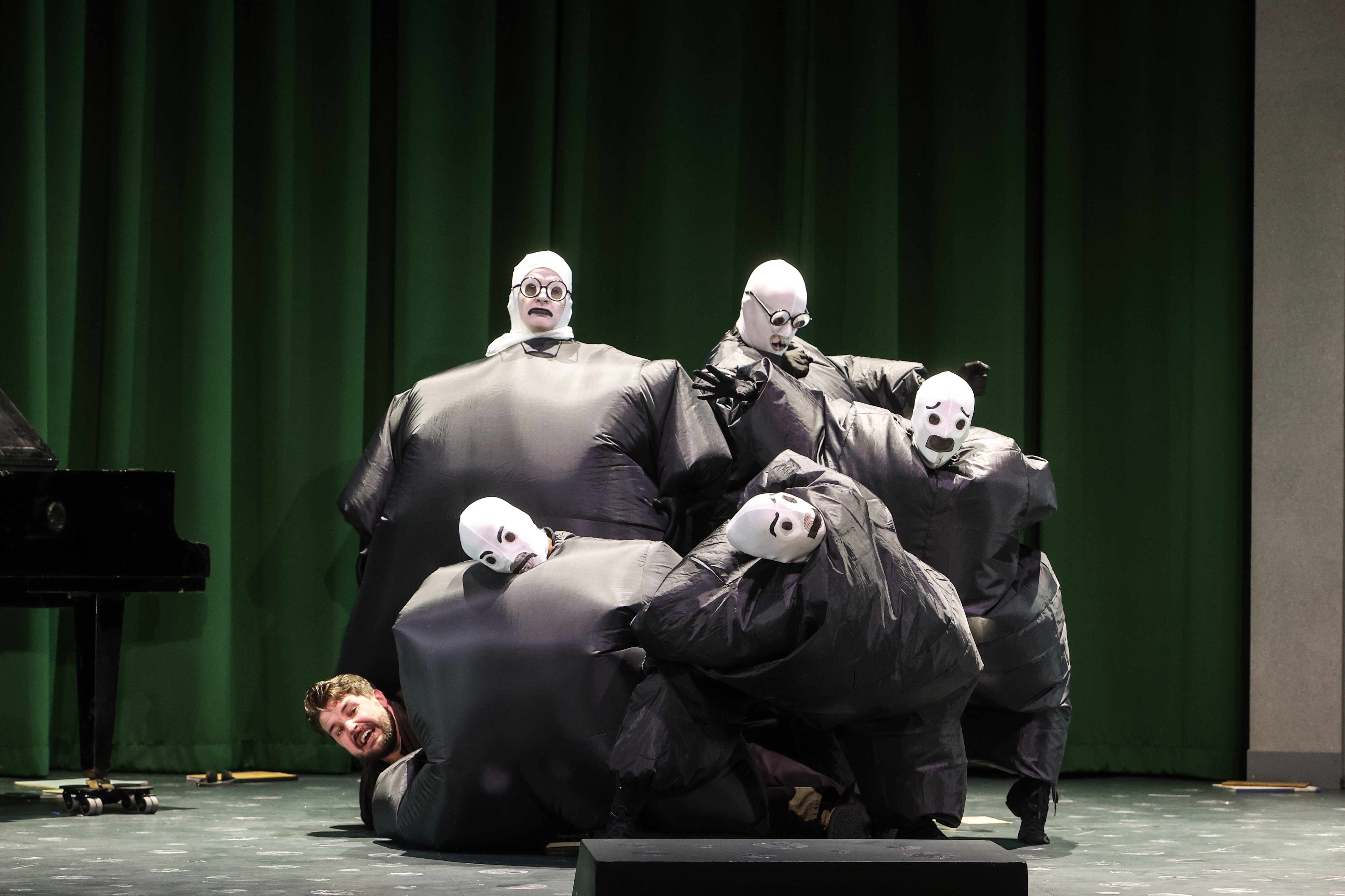 „Orpheus in der Unterwelt“ am Theater Bremen. Foto: Jörg Landsberg