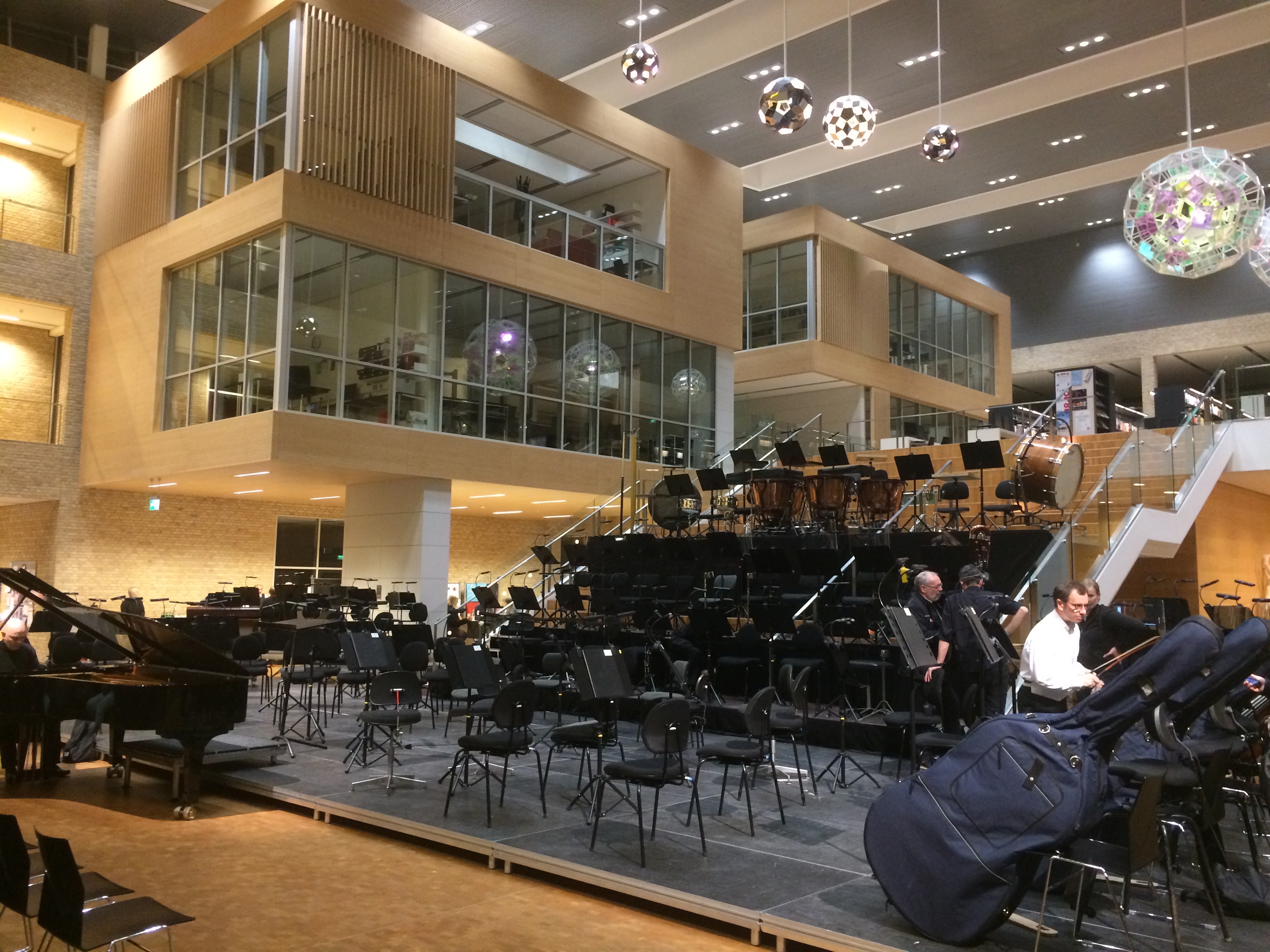 Das Orchester ist vor und auf(!) der breiten Treppe der dänischen Schule in Deutschland platziert.