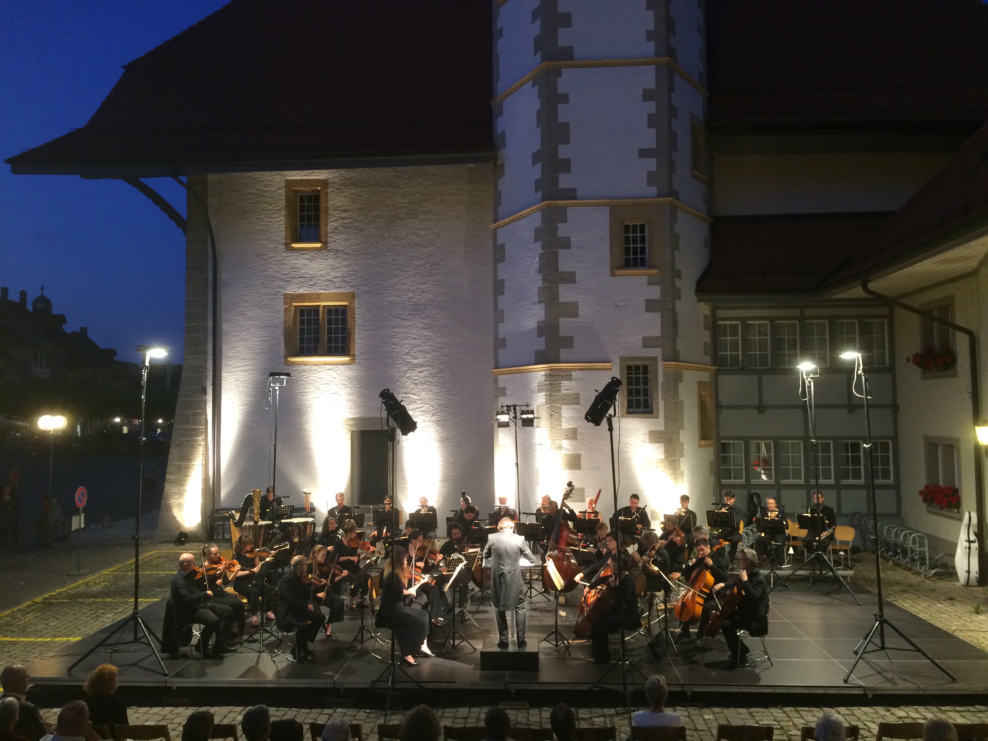 Ein kleiner Kirchenvorplatz, viele scheinwerfer und ein Kammerorchester.