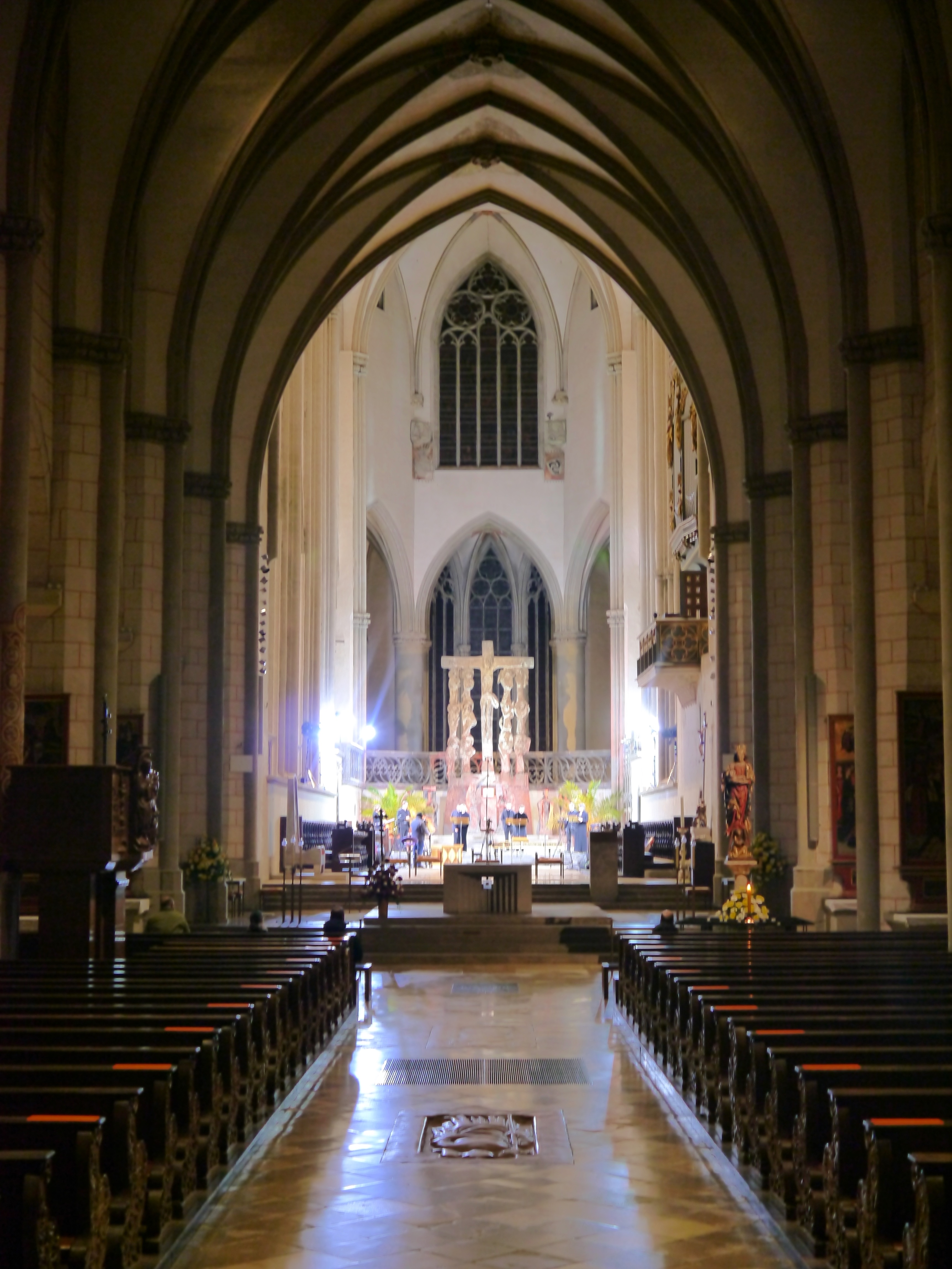 Das Kirchenschiff des Augsburger Dom, als Livestream-Angekündigung.