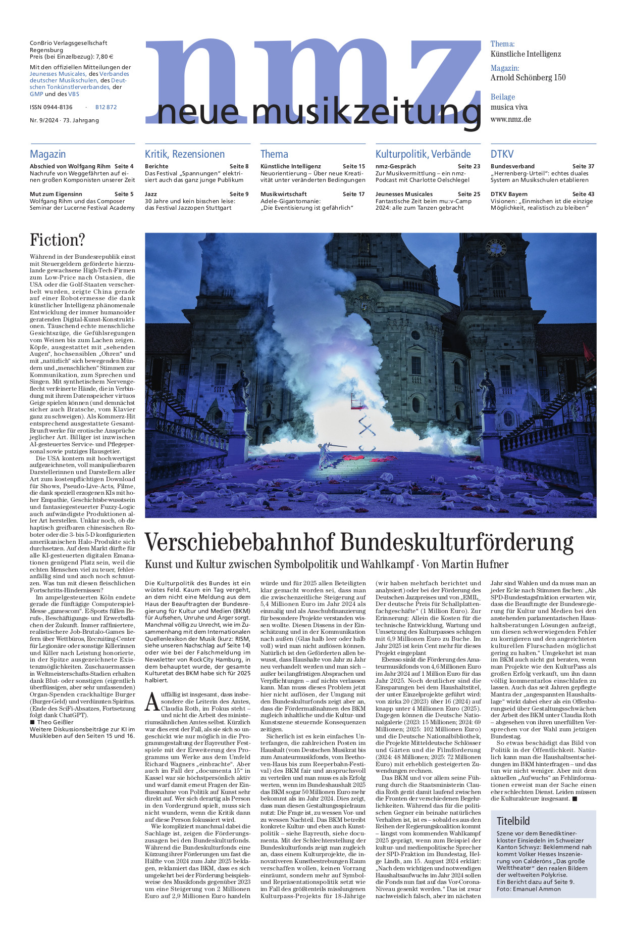 Die Titelseite der nmz 2024/09 mit einem dramatischen blauen Bild einer Welttheater-Freiluft-Inszenierung