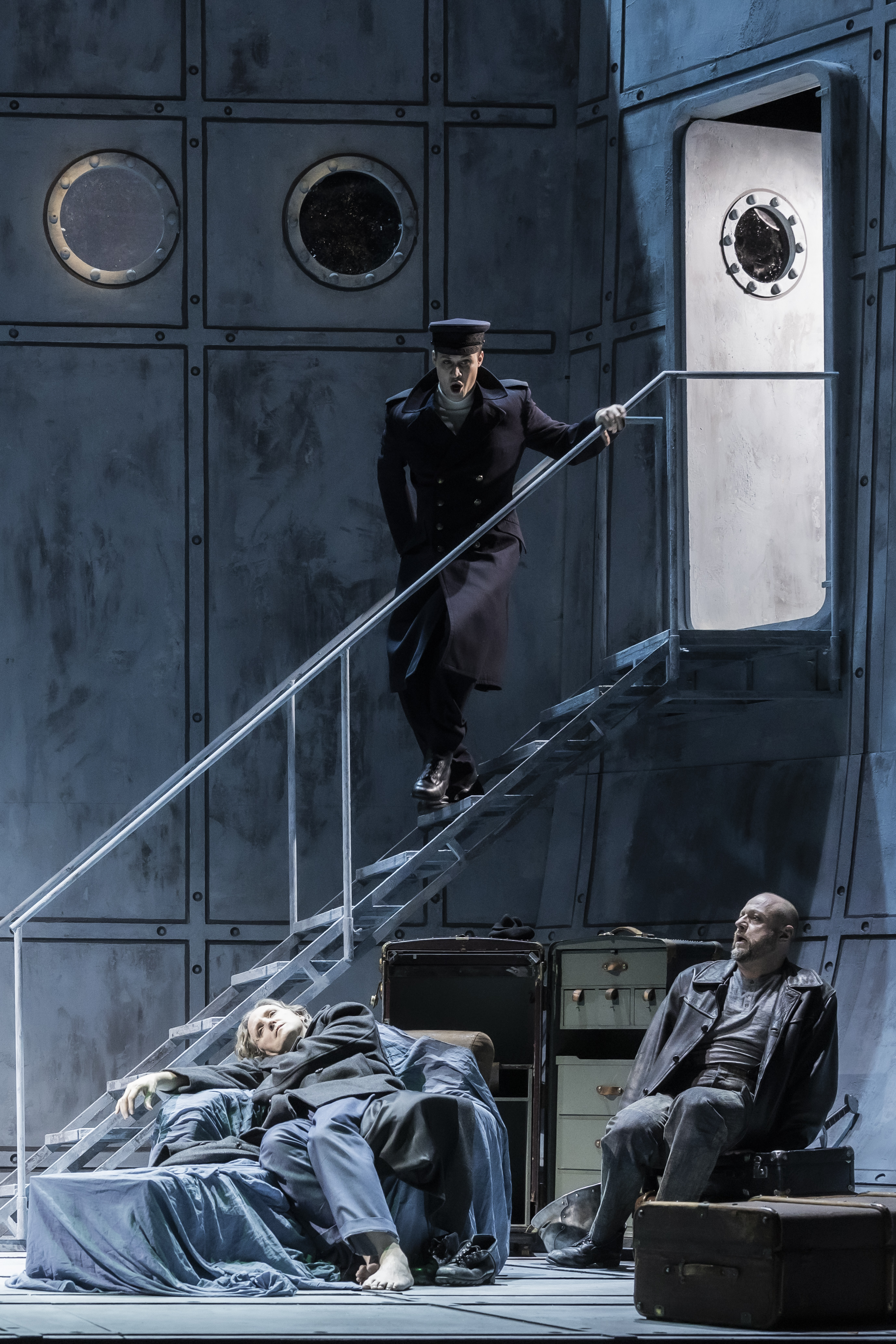 Ric Furman (Tristan), Viktor Aksentijević (Ein Steuermann), Steffen Kubach (Kurwenal). Foto: Jochen Quast