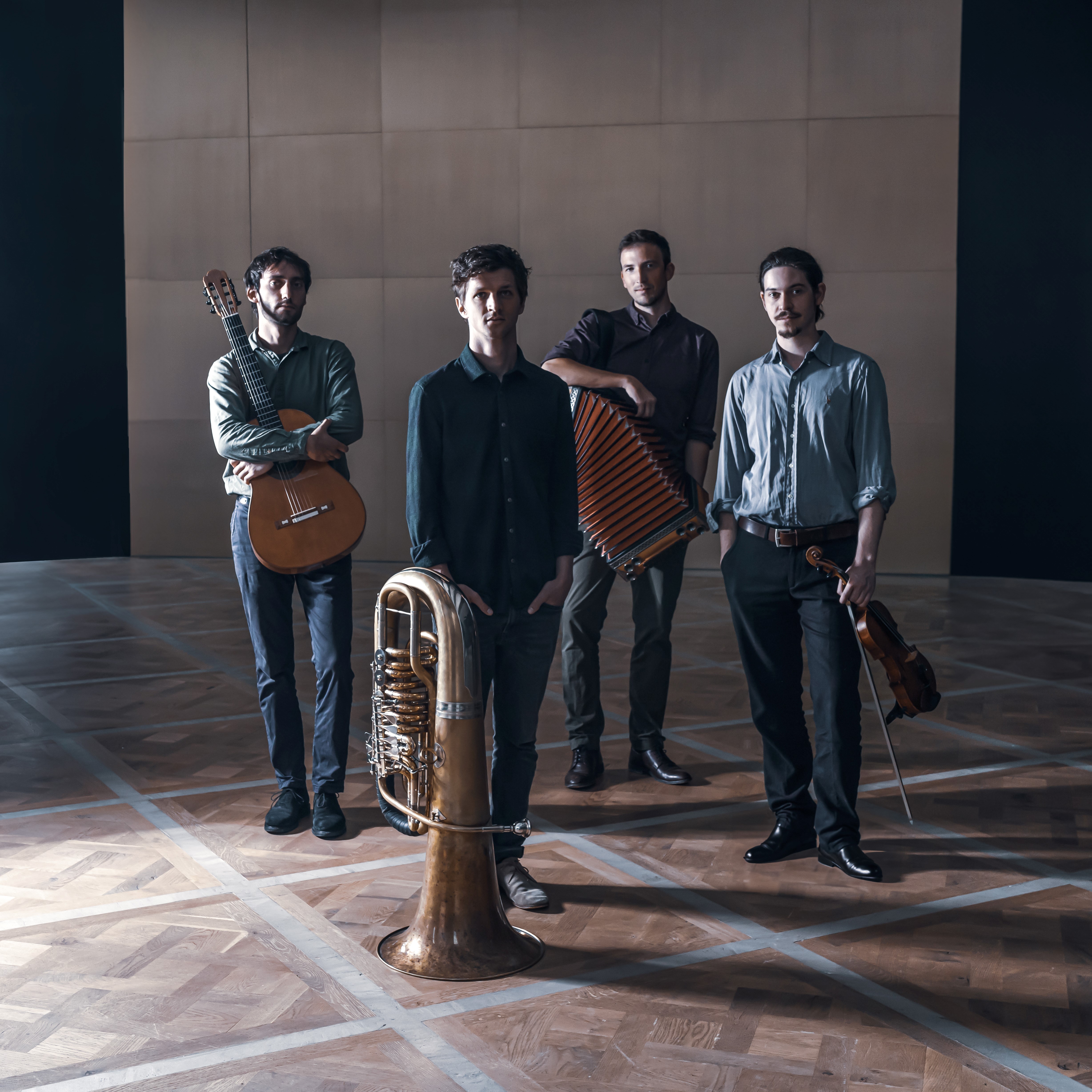 Maxjoseph: Georg Unterholzner, Gitarre, Florian Mayrhofer, Tuba, Andreas Winkler, Steirische Harmonika, und Nathanael Turban, Geige. © Nico Kaiser