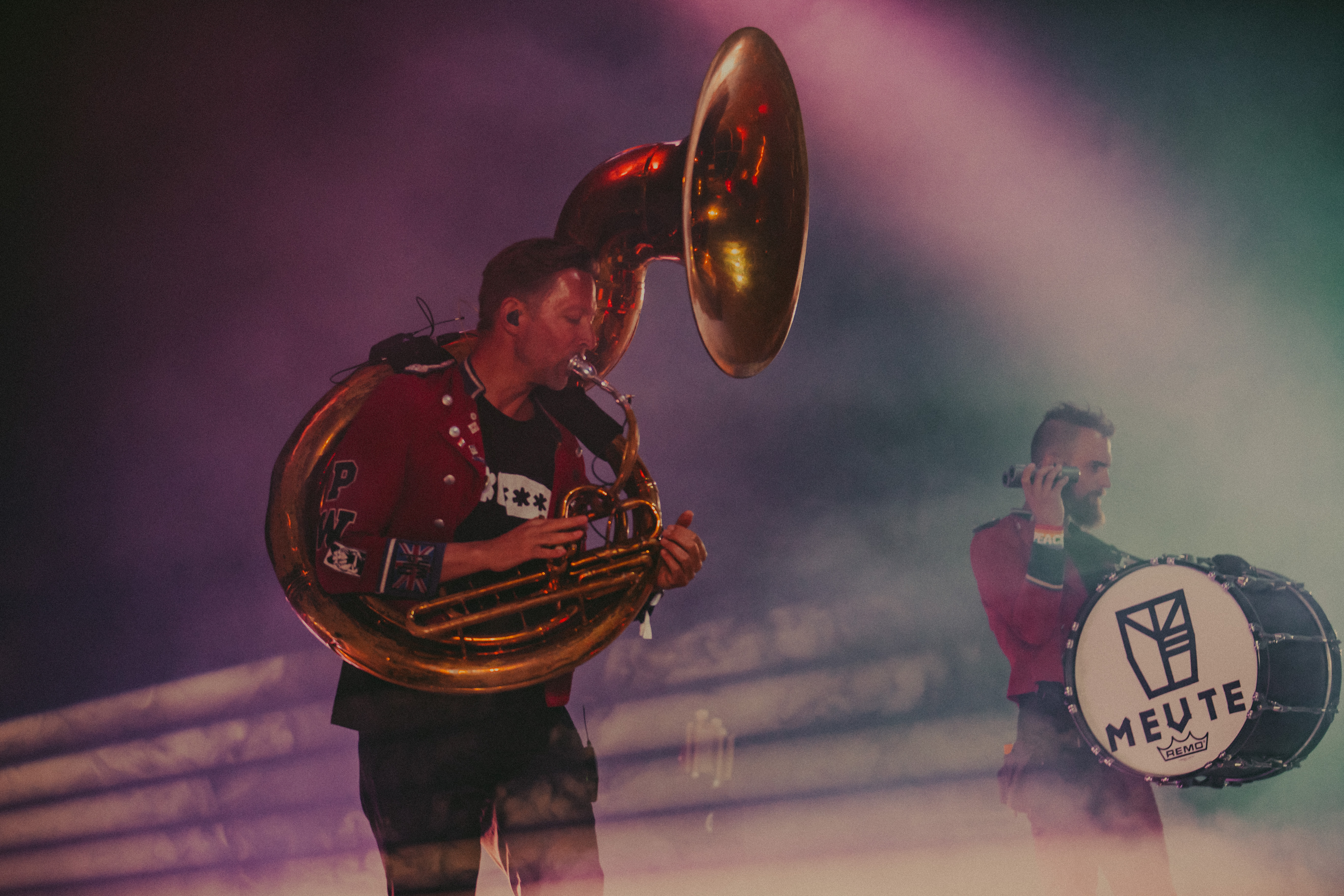 Philipp Westermann von der Band „Meute“ mit einem Sousaphon – einem engen Verwandten der Tuba. © Mahé Charpentier