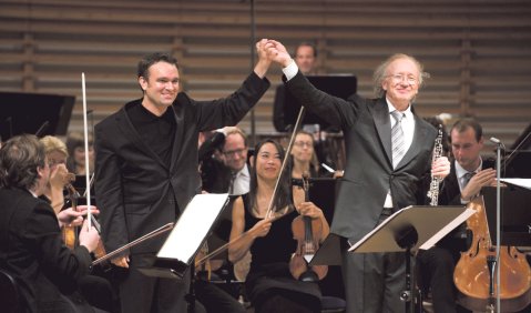 Komponisten, Dirigenten und Solisten in Personalunion: Heinz Holliger (re.) nach der Uraufführung von Jörg Widmanns Oboenkonzert. Foto: P. Ketterer