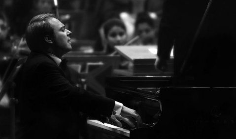 Der Pianist Matei Varga als Solist des 2. Klavierkonzerts von Chopin im Saal des Atheneums Bukarest. Foto: Mihai Cosma