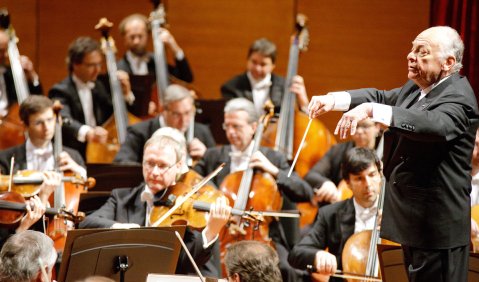 Lorin Maazel dirigiert in Peking Musikerinnen und Musiker aus drei deutschen Staatsorchestern zur Eröffnung der Sonderschau „Die Kunst der Aufklärung“. Foto: René Gaens