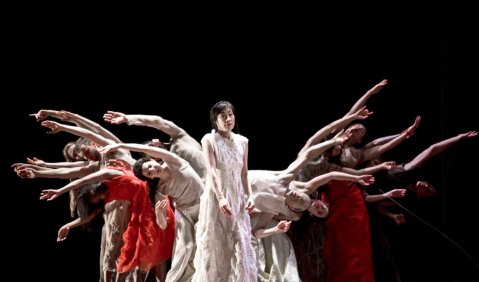 Tänzerinnen der Sasha Waltz Compagnie in der Brüsseler Hosokawa-Uraufführung. Foto: Bernd Uhlig