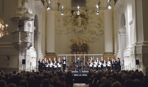 „Ouverture spirituelle“ in Salzburg: John Eliot Gardiner mit dem Monteverdi Choir. Foto: Charlotte Oswald