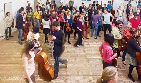 Immer in Bewegung: die Junge Deutsche Philharmonie. Foto: Achim Reissner