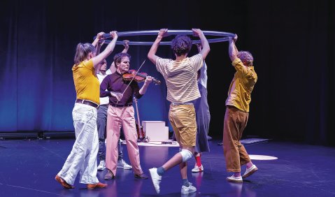 Traumähnliche Szenen: „Somnia“, eine Produktion der Elbphilharmonie mit dem Ensemble Resonanz und zwei Zirkusartisten. Foto: Richard Stöhr