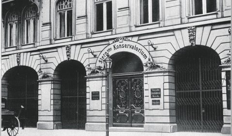 Julius Stern (1820–1883) und das nach ihm benannte Konservatorium in der Bernburger Straße. Fotos: Archiv der UdK Berlin