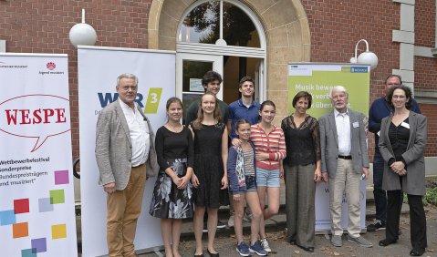 (v.l.n.r.:) Prof. Ulrich Rademacher, Marie Veronica Helling, Clara Mandler, Leonard Toschev, Anouk-Minou Toth, Simon Haje, Manoush Ruken Toth, Friedrun Vollmer, Prof. Reinhart von Gutzeit, Dr. Michael Breugst, Prof. Elisabeth Fürniss. Foto: „Jugend musizie