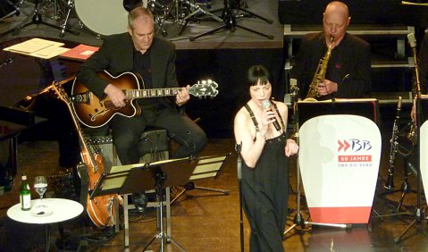 Helen Schneider und die SWR Big Band in Kempten. Foto: Oliver Hochkeppel