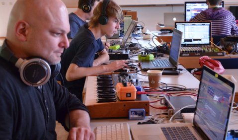 Auf großes Interesse stieß die erste „Klangwerkstatt für Elektronische Musik“ in der Musikakademie Hammelburg. Foto: Pat Christ