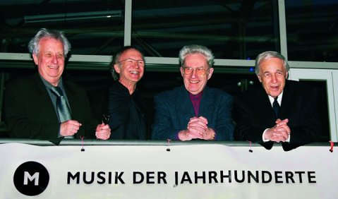  Stuttgarts Eclat-Festival begann mit einer Huldigung für Clytus Gottwald. Dabei waren auch Weggefährten (v.li.): Dieter Schnebel, Heinz Holliger und, rechts außen, Pierre Boulez (siehe Seite 37).