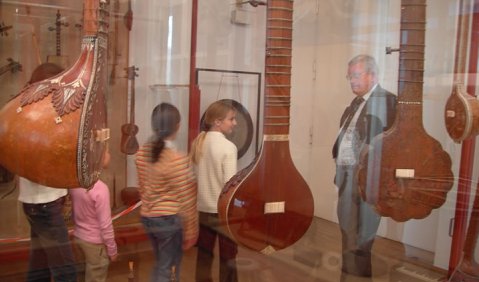 Der Direktor in seiner Sammlung: Gunther Joppig mit jungen Besuchern des Museums. Foto: Eckart Rohlfs