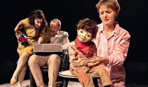 Die Kinderoper „Bösemann“ in München: Anniek Vetter gibt dem Jungen Stimme, im Hintergrund Annette Schönmüller und Ansgar Theis. Foto: Smailovic