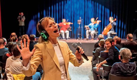 „My Heart Will Go On“ singt Sarah Maria Sun bei den Tagen für neue Kammermusik Witten 2025. Rainer Nonnenmann beobachtet viel Popaffinität, aber keine Zukunftsvisionen. Foto: WDR/Claus Langer „My Heart Will Go On“ singt Sarah Maria Sun bei den Tagen für neue Kammermusik Witten 2025. Rainer Nonnenmann beobachtet viel Popaffinität, aber keine Zukunftsvisionen. Foto: WDR/Claus Langer
