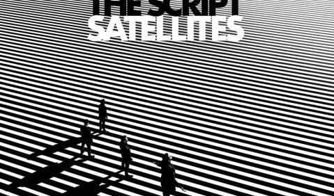 The Script: Satellites. Das CD-Cover ist in Schwarzweiß, vier Menschen im starken Gegenlicht. Der Boden besteht bis zum Horizont nur aus schwarzweißen Linien.