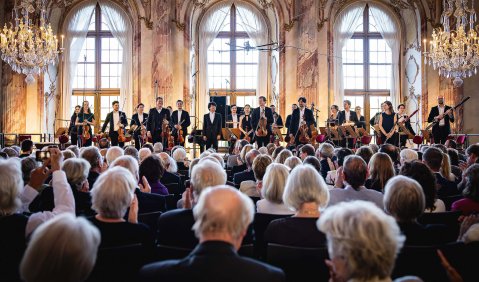 Kit Armstrong unternahm mit musikalischen Gefährtinnen und Gefährten eine „Expedition Mozart“ in vier Etappen. Foto: Mozartfest Würzburg/Dita Vollmond