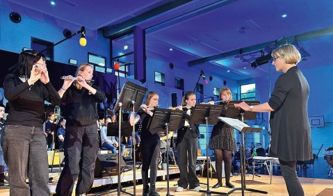 Ein Querflötenensemble bei einem Konzert.