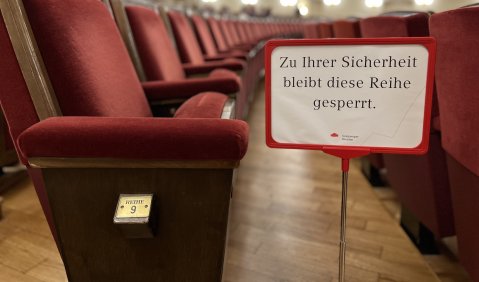 Ohne Kommentar. Reihe 9 in der Semperoper Dresden. Foto: mku