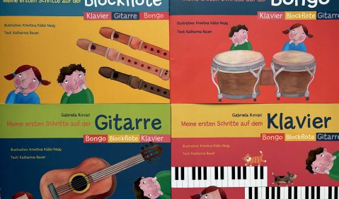 Bunte Hefte mit gemalten Bildern von Kinder und verschiedenen Instrumenten. Es gibt die Ausgaben: Blockflöte, Bongo, Gitarre und Klavier