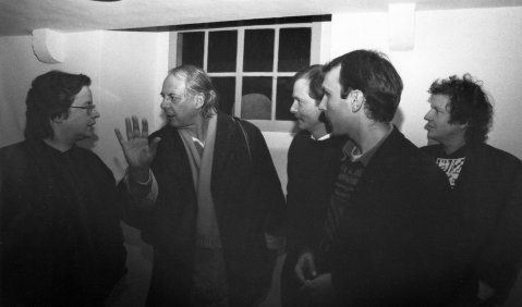 Karlheinz Stockhausen (2.v.l.) 1992 mit dem Ensemble für Intuitive Musik Weimar in Denstedt / Foto: Philipp Wiegandt