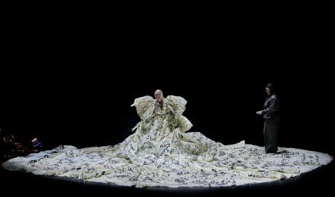 Tristan und Isolde. 1. Aufzug. Camilla Nylund (Isolde), Christa Mayer (Brangäne). Foto: Bayreuther Festspiele / Enrico Nawrath